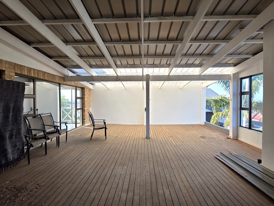 5 Bedroom Property for Sale in Wavecrest Eastern Cape